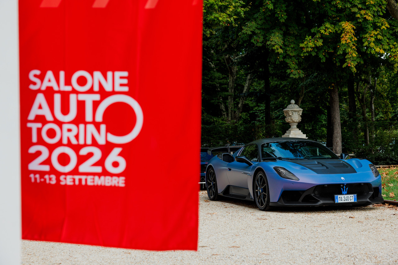 【新聞圖片 2 】Maserati 於第三屆 Salone Auto Torino 在皇家小廣場打造專屬品牌展區，並以 Maserati Corse 為展場主題，呼應品牌與賽車運動深厚的歷史淵源